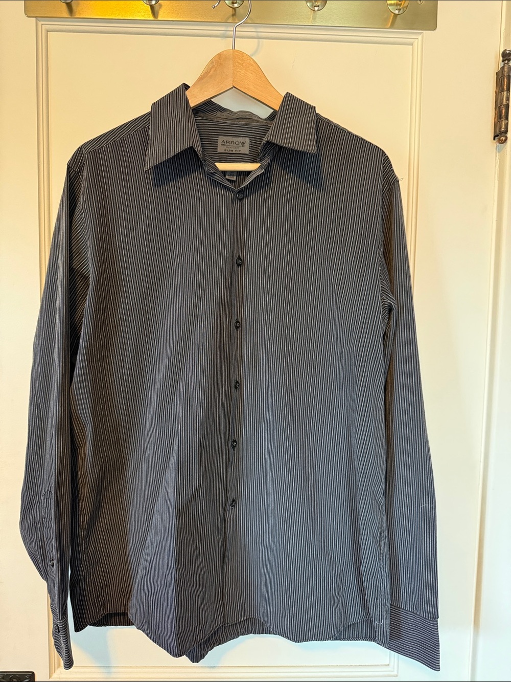Black pinstriped Arrow men’s dress shirt slim fit size 16.5 34/35 large